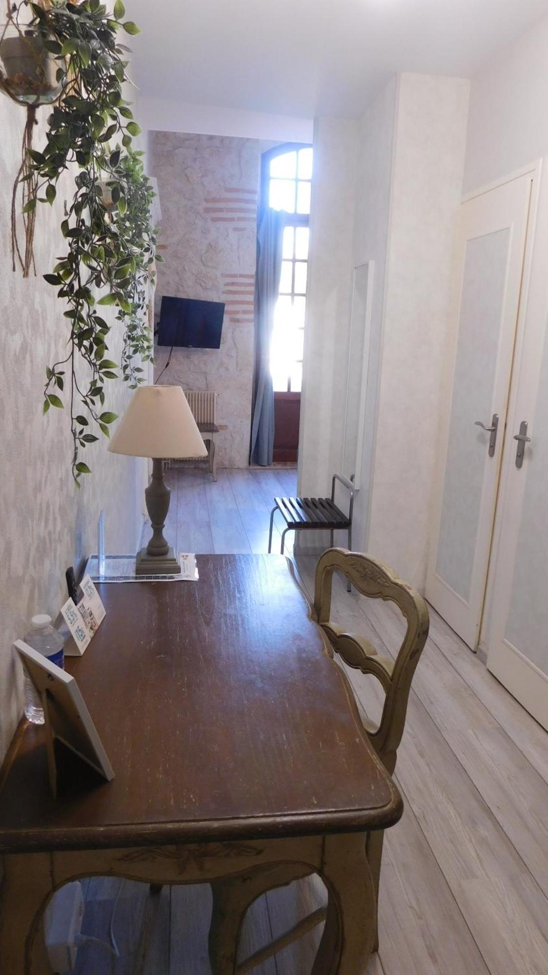 Logis Hotel Le Prince Noir 塞里尼亚克 外观 照片
