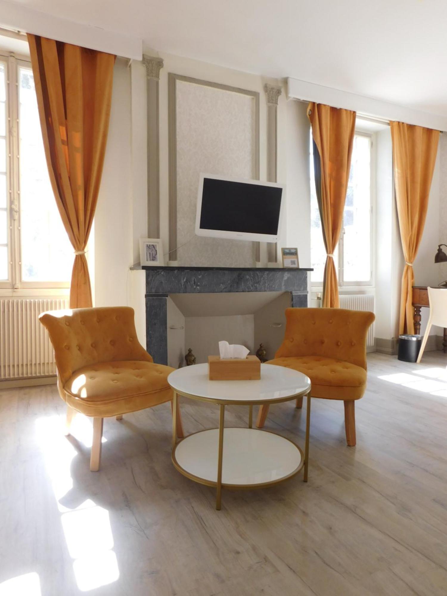 Logis Hotel Le Prince Noir 塞里尼亚克 外观 照片