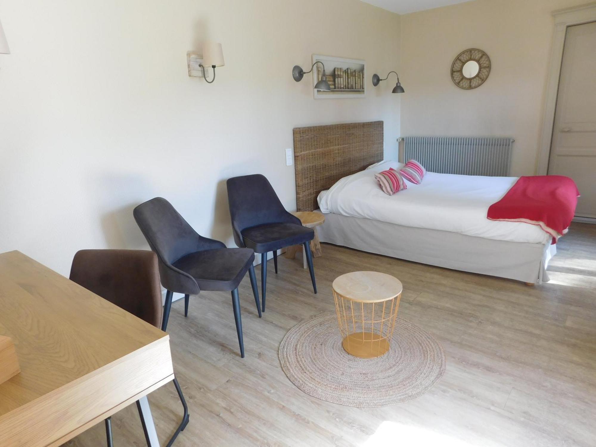 Logis Hotel Le Prince Noir 塞里尼亚克 外观 照片