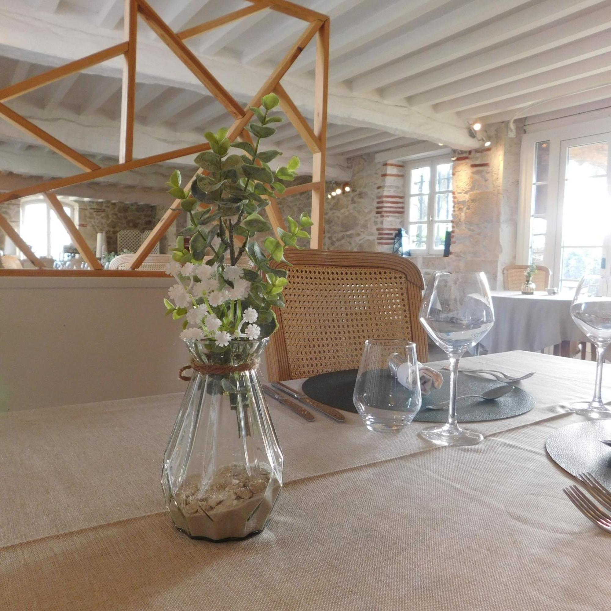 Logis Hotel Le Prince Noir 塞里尼亚克 外观 照片
