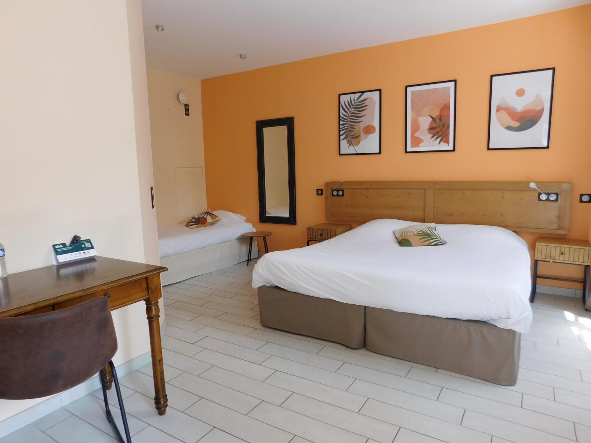 Logis Hotel Le Prince Noir 塞里尼亚克 外观 照片