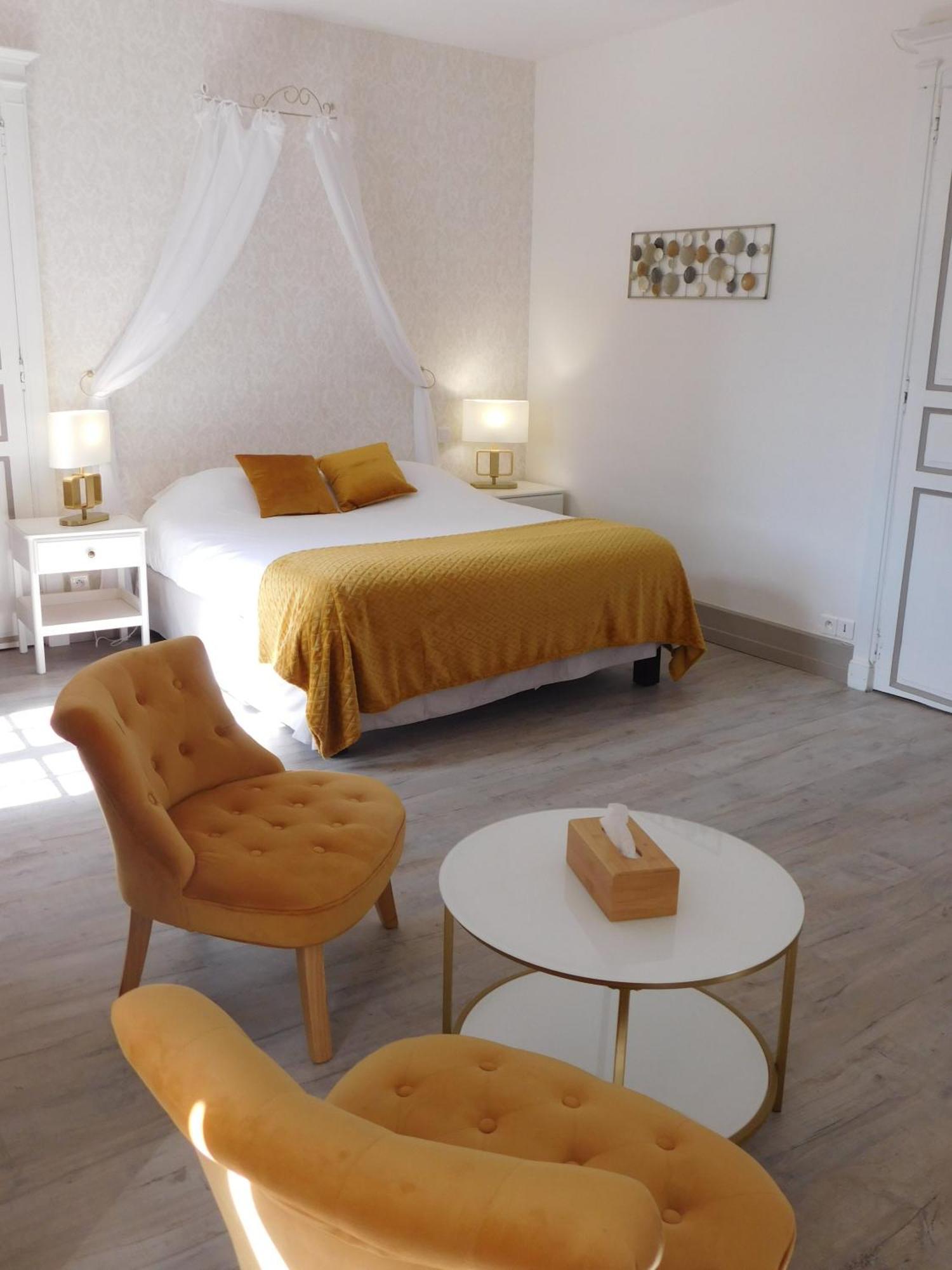 Logis Hotel Le Prince Noir 塞里尼亚克 外观 照片