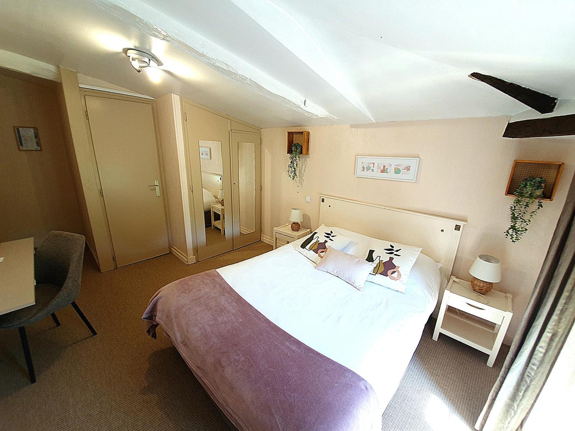 Logis Hotel Le Prince Noir 塞里尼亚克 外观 照片