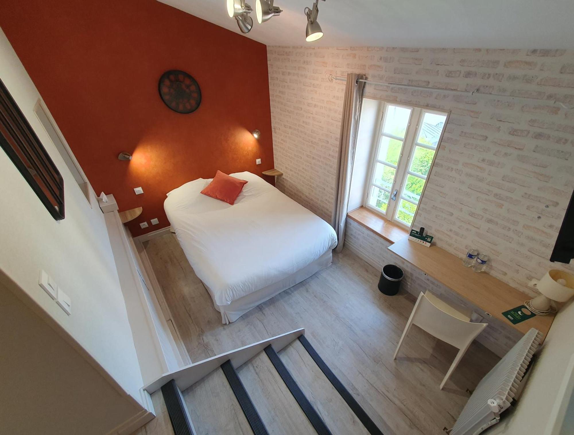 Logis Hotel Le Prince Noir 塞里尼亚克 外观 照片